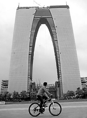 苏州地标建筑“秋裤楼”已烂尾11年(图)