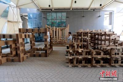“纸箱板立体建筑”亮相西安高校