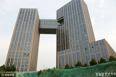 郑州一建筑酷似央视大楼 被戏称“小裤衩”(图)