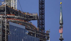 世贸一号楼主体工程竣工，荣膺西半球最高建筑物